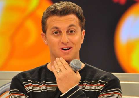 Após críticas, Luciano Huck dispara: "Menos palavras e mais ação"