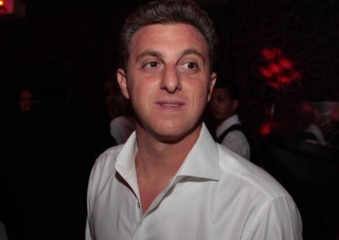 Após polêmica, Luciano Huck se desculpa por erro em camisas infantis