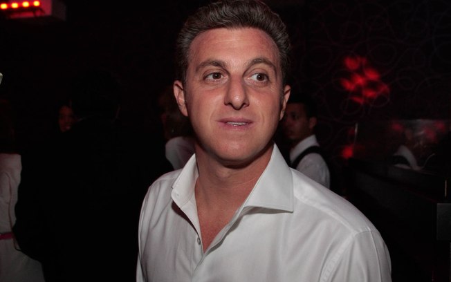 Após polêmica, Luciano Huck se desculpa por erro em camisas infantis