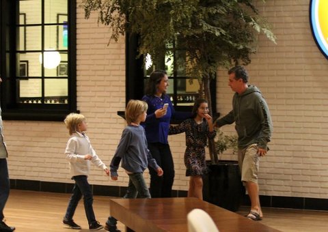 Luciano Hulk vai ao cinema, mas tenta preservar filhos