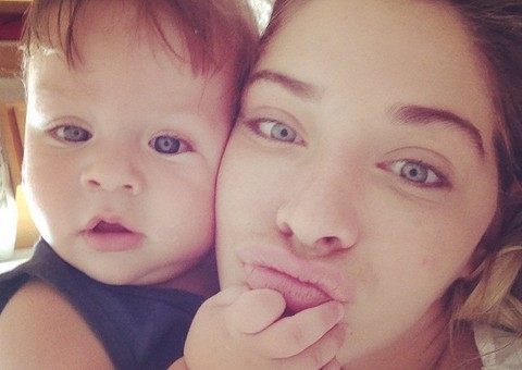 Que fofura! Luma Costa posa com filho Antônio para desejar bom dia