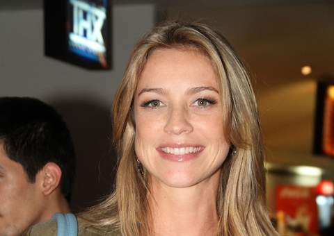 Luana Piovani publica foto com suposto vibrador atrás