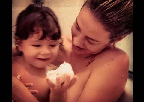 Luana Piovani aparece nua durante banho com o filho