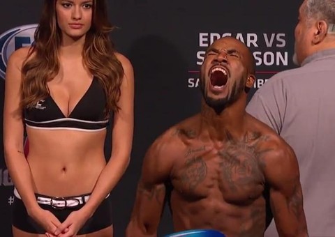 Lutador publica foto de corte profundo na perna