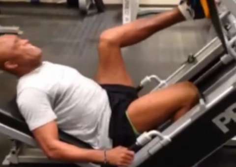 Lutador publicou um vídeo em uma rede social mostrando que está quase curado da lesão