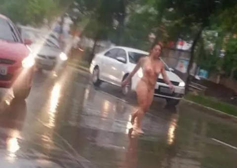 Ex-lutadora de MMA flagrada andando nua em Porto Alegre