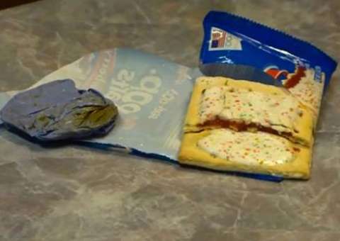 Mulher encontra luva de látex dentro de lanche