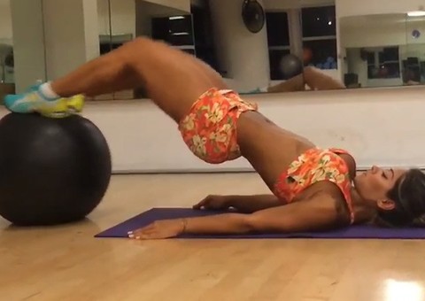 Mayra Cardi mostra barriga chapada em tarde de exercícios 