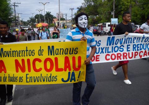 Pequenos grupos de manifestantes cercam Aleam, protegida pela PM