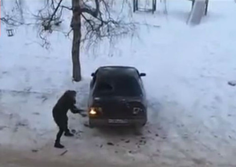 Mulher descontrolada destrói carro de ex com machadadas