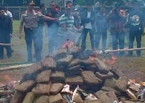  Polícia da Indonésia queima 3 toneladas de maconha e deixa moradores sob efeito da droga