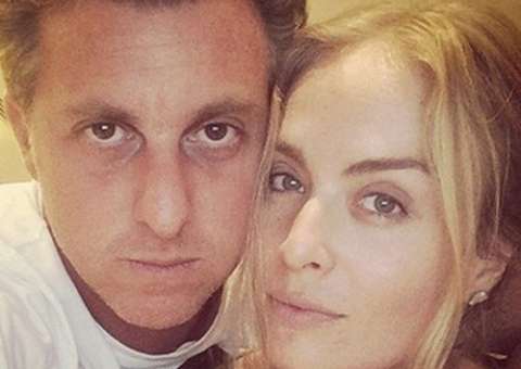  Luciano Huck é criticado por vender camisa anti racismo