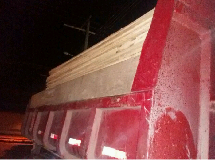  Polícia apreende caminhões com 28 metros cúbicos de madeiras ilegais
