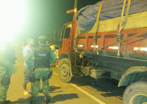  Polícia apreende caminhões com 28 metros cúbicos de madeiras ilegais