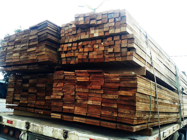 Policia Ambiental apreende 36 m3  madeira ilegal  