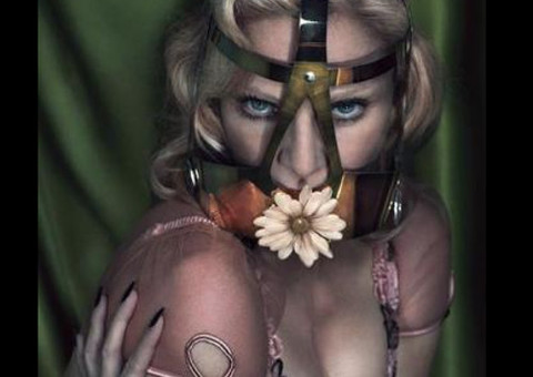 Aos 56 anos, Madonna posa sensual para revista americana