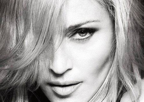 Madonna posta foto pelada e reclama de censura na internet: "Porque seios não?"