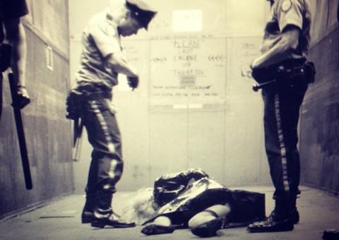 Madonna publica foto sendo rendida por policiais