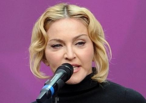  Madonna aparece com rosto inchado e fãs criticam botox