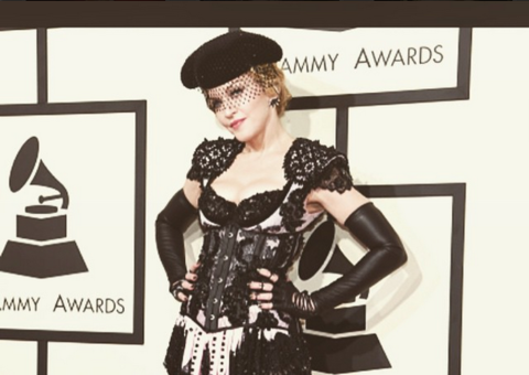 Ousada, Madonna levanta saia e deixa bumbum à mostra no Grammy