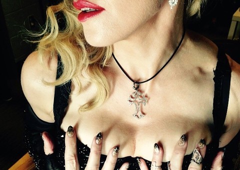 Madonna posta foto com as mãos nos seios e ironiza falta de prêmios no Grammy