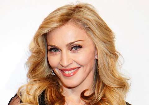 Madonna 'causa' na internet e mostra o bumbum