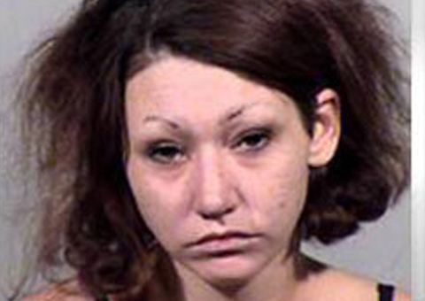 Madrasta se irrita e obriga criança a comer suas próprias fezes