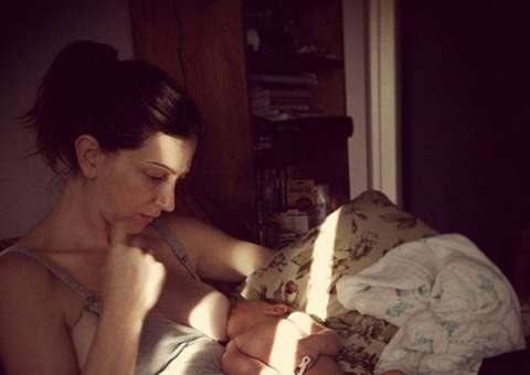 Mulher foi banida do Facebook por postar foto de seu parto