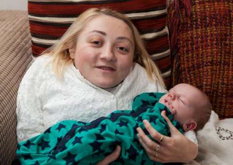 Mulher surpreende médicos e realiza o sonho de ser Mãe