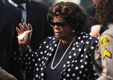 Mãe de Michael Jackson deverá pagar US$ 800 mil à produtora AEG