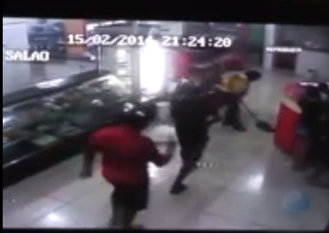 Mãe obriga assaltante a pedir desculpa das vítimas