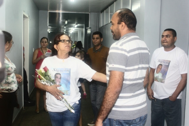 Suposto matador de Sigueru é preso e polícia ganha flores da mãe da vítima