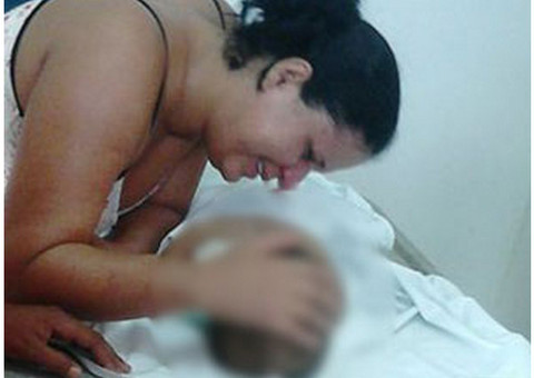 Bebê morre eletrocutado após colocar fio desencapado na boca