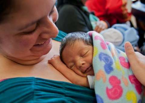 Na Colômbia, mães e pais canguru substituem as incubadoras