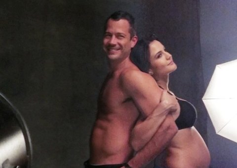 Malvino Salvador posa sem camisa com a namorada grávida 