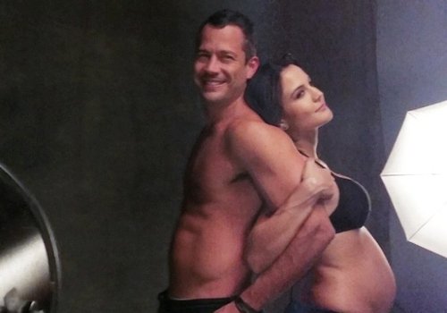 Malvino Salvador posa sem camisa com a namorada grávida 