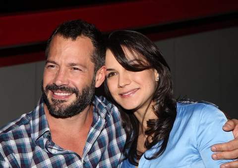 Malvino Salvador e Kyra Gracie trocam beijos em estreia de peça