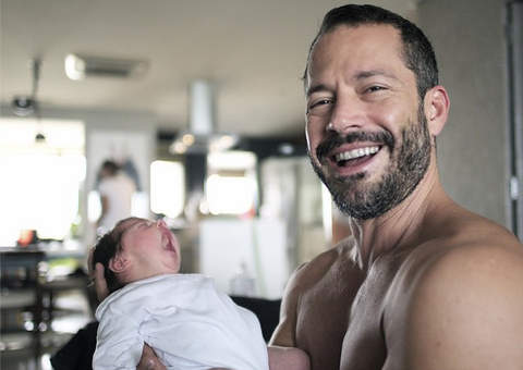 Malvino Salvador fala sobre paternidade e garante troca de fralda