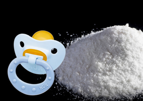 Com marido preso, mulher grávida de 8 meses é flagrada vendendo drogas em casa