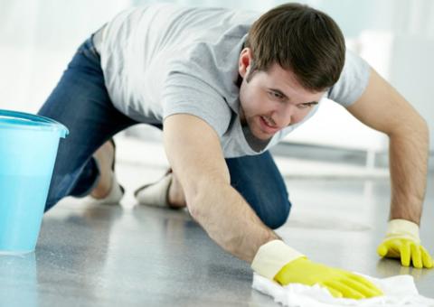 Homens que limpam a casa são mais felizes