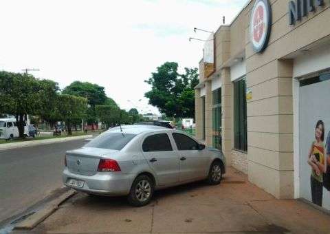 Donos de veículos usam calçadas como estacionamento em Manacapuru
