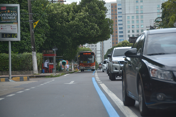 Avenida Mário Ypiranga recebe faixa azul