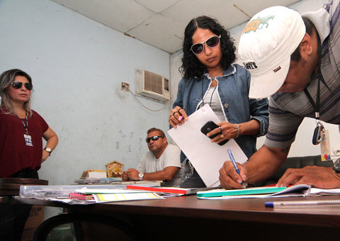 Prefeitura autua fábrica e apreende paletes no Distrito Industrial II