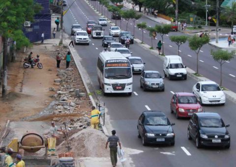 Implurb realiza demolição na Djalma como parte do projeto de requalificação da via