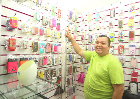 Primeiro dia útil na Galeria dos Remédios é de arrumação e chegada dos primeiros clientes