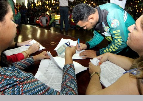 Prefeitura assina contrato com os primeiros mototaxistas regulamentados