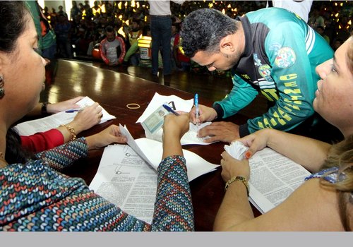 Prefeitura assina contrato com os primeiros mototaxistas regulamentados