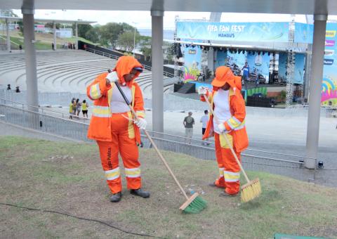 Nove toneladas de lixo são retiradas diariamente da Ponta Negra