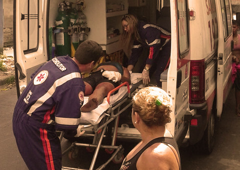 Mulher tem a mão decepada pelo próprio irmão próximo ao SESI