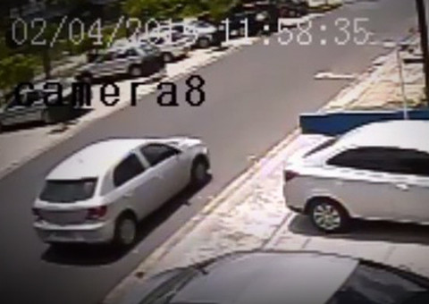 Em Manaus, casal sem capacete é arremessado ao colidir com carro; câmera filmou tudo